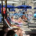 Ovako Balkanci štite stvari na plaži od lopova: Ljudi umiru od smeha, a fora uspeva godinama unazad (Video)