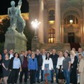 Ministri u Vladi i poslanici SNS se okupili ispred Skupštine sa pristalicama (foto)