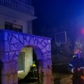 Vatrogasci spasili jednu osobu iz požara: Gori kuća u Grockoj: Dim kuljao iz prvog sprata, intervencija i dalje u toku (foto)
