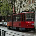 Haos u centru Beograda: Sudar novogodišnjeg tramvaja i automobila (foto)