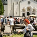Vernici pristižu i pre svitanja u redove ispred Hrama: Svi se pitaju da li će biti dovoljno osveštanih trakica