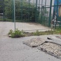 Zaboravljeni teren u školi „Vidovdan“. Umesto košarke i fudbala, raskopani asfalt i obećanja