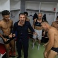 (VIDEO) Gazda albanskog kluba sa kesom para ušao u svlačionicu