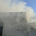 Plamen i gust dim vide se iz svih delova grada! Prve slike velikog požara u Novom Sadu: Zapalio se magacin kurirske službe…