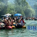 Ljubovija gori, to je danas najveselija opština na Balkanu: Preko 1.000 čamaca i oko 30.000 ljudi zaplovilo zelenom Drinom…