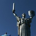 Nastavlja se borba sa prošlošću: Demontiran grb SSSR sa glavnog spomenika u Kijevu