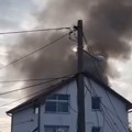 Drama u Zrenjaninu! Crni dim kulja iz stare kuće, vatrogasci na terenu