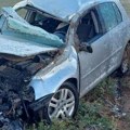 Automobilom sleteo sa kolovoza, pa završio u njivi: Smrskano vozilo izvlačili meštani