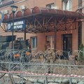 Vojnici KFOR-a pomerili žičanu "ogradu": Sa glavne ulice u Zvečanu ali i dalje blokirna prilaz opštinskoj zgradi