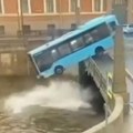 Аутобус са путницима упао у реку у Санкт Петербургу, три особе погинуле