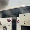 Gori autobus kod Kraljeva: Vatra počela da kulja iz zadnjeg dela vozila, dim izbija sa svih strana