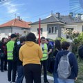Skup podrške napadnutim novinarima ispred redakcije Južnih vesti
