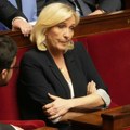 Le Pen preti blokadom nove vlade i predlaže Makronu raspuštanje parlamenta