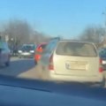 (Video) Sudar kamiona i automobila kod Sombora! Smrskano vozilo završilo kraj puta, saobraćaj usporen