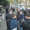 Protest ispred "Prve vojvođanske brigade": Podrška nastavniku koga je policija pred đacima izvela sa časa VIDEO