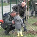 Loznički šumari darovali sadnice lipa: Sadili sa mališanima