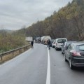 Uznemirujući snimak! Bahata vožnja na jako rizičnoj deonici u Srbiji, za dlaku izbegnuta velika tragedija
