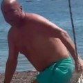 Drama na plaži u Bečićima: Đani ušao u raspravu sa policijom, prolaznici sve posmatrali