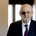 Počelo suđenje napadaču na Salmana Ruždija: Tužilaštvo tvrdi da je pre napada proverio u Iranu da li fatva i dalje važi