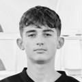 Mladi fudbaler (16) udario glavom u zid tribine, pa umro: Jeziva nesreća na utakmici ostavila javnost u potpunom šoku