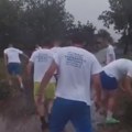 FK „Borac“ iz Martinaca pomagali tokom nevremena. Ljudi sekli drva na putevima da pomognu zarobljenim automobilima