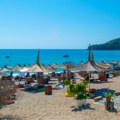 Kazne od 100 do 7.000 evra Za ovo što skoro svi rade na plažama možete debelo da platite u Crnoj Gori, a evo šta su uradili…