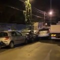 Kako mu je ovo uspelo?! Šok snimak sa Vračara: Kamion vukao automobil niz ulicu, oštetio silne parkirane automobile (foto…