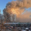 Požar u Surčinu i dalje traje: Obrušio se deo zgrade i krova, vatrogasci gase vatru