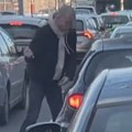 Haos u Bulevara kralja Aleksandra: Momak preti nožem i udara pesnicama na prozor vozača koji stoji na semaforu
