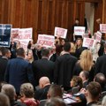 Polaganje poslaničke zakletve u holu, zviždanje i transparenti u sali obeležili prvi dan Skupštine (VIDEO)