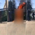 Američki vojnik se zapalio ispred izraelske ambasade: Jezivi snimak se širi mrežama, a njegove reči izazivaju jezu (video)