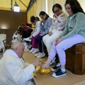 Papa Franja ritualno oprao noge 12 žena u zatvoru (foto, video)