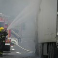 Od vozila ostale samo školjke: Požar "progutao" kombi i kamion nakon sudara kod Valjeva (foto)