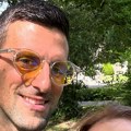 Kez, naočare, nikad lepša Jelena i bicikl sa decom na venčanju: Ovako se Novak Đoković oporavlja od operacije
