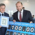 Selektor Dragan Stojković Piksi 100.000. putnik iz nove zgrade niškog aerodroma