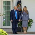 Stilu Melanije Tramp je gotovo nemoguće pronaći manu: Na potpisivanju važnog zakona ponovo je uspela da obori s nogu (foto)