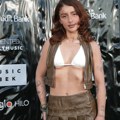 Gore obukla kupaći, a dole mini suknja i čizme: Zera u provokativnom stajlingu na Music Week-u: "Ne volim mnogo da pričam…