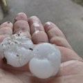 Vetar nosio crepove sa krovova, tukao grad, kiša pljuštala kao iz kabla... U ovom mestu u Srbiji ovako nešto ne pamte, snažno…