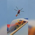 Rastko sa srpskom trobojkom dočekao moćni helikopter koji gasi požare: Ovo je mladić o kom priča čitav Balkan