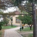 Nema grejanja, plafon prokišnjava, slavine suve: Đaci u Merošini bez osnovnih uslova za nastavu
