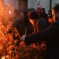 (FOTO) Veliki broj vernika palio badnjak ispred Hrama Svetog Save na Vračaru