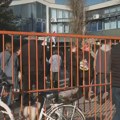 Protest podrške privedenom nastavniku ispred OŠ „Prva vojvođanska brigada“