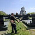 JKP Šumadija izvodi radove na uređenju grobalja uoči Pobusanog ponedeljka