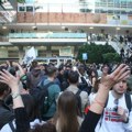 Završen protest studenata i građana ispred RTS: Nisu zadovoljni izveštavanjem o nasilju danas ispred Pravnog fakulteta, zovu…
