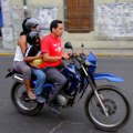 Zabrinjavajuća praksa u Srbiji: Roditelji decu voze na motorima ili skuterima, kolike su kazne i rizici