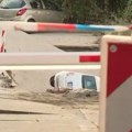 FOTO: Srušio se potporni zid na gradilištu u naselju Braće Jerković, automobil propao u rupu