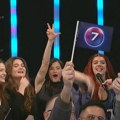 Ćerka Ivana Ivanovića luduje iza scene "pze": Kamere RTS-a je snimile, ona mahala sa tri prsta