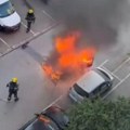 Plamen guta vozilo na parkingu u Novom Sadu: Od auta ostala spržena olupina, vatrogasci se bore sa stihijom (video)