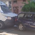 Sudar kombija i automobila u Episkopskoj ulici