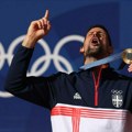 Cela Srbija je čekala da vidi ovu fotografiju, Nole, hvala ti na tome! Srbin ljubi zlatnu medalju sa Olimpijskih igara! Foto